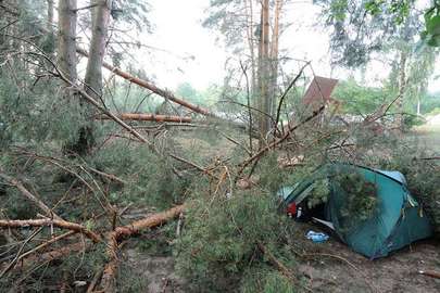 Zelten in einer Tornadoschneise