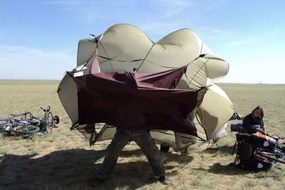 Eine Künstlergruppe fährt mit selbstgebauten Fahrrädern von Berlin über die Mongolei und immer weiter...