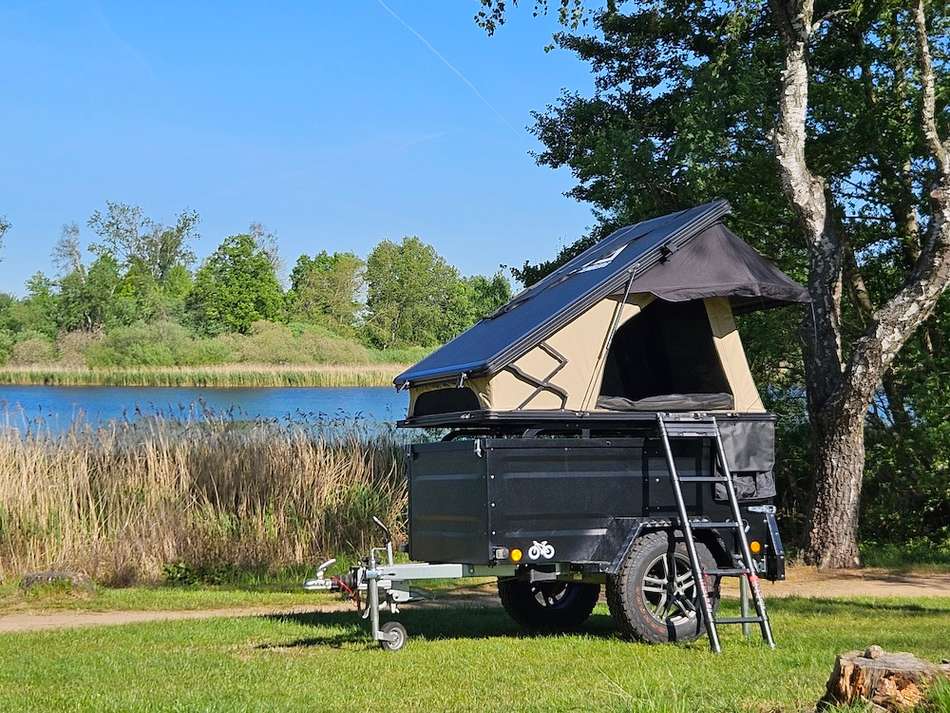 Groenberg Tjelvar Hartschalen-Dachzelt geöffnet auf einem Anhänger am See