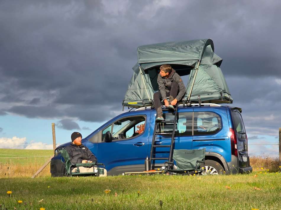 Groenberg WEEKEND aufgebaut auf dem Dach eines Kleintransporters beim Camping